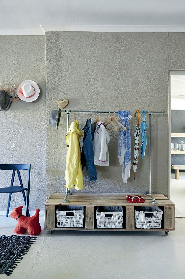 DIY-Garderobe aus recyceltem Holz und Metallrohren