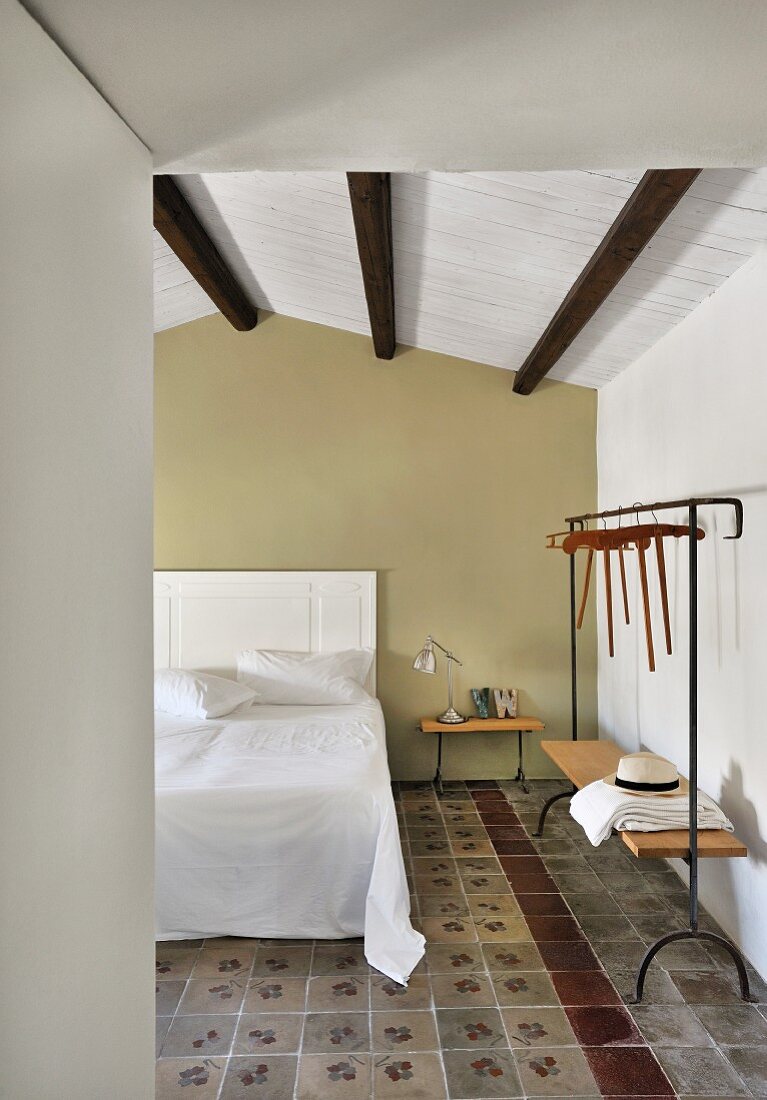 Mediterranes Hotelzimmer mit traditionellem Fliesenboden in restauriertem Altbau
