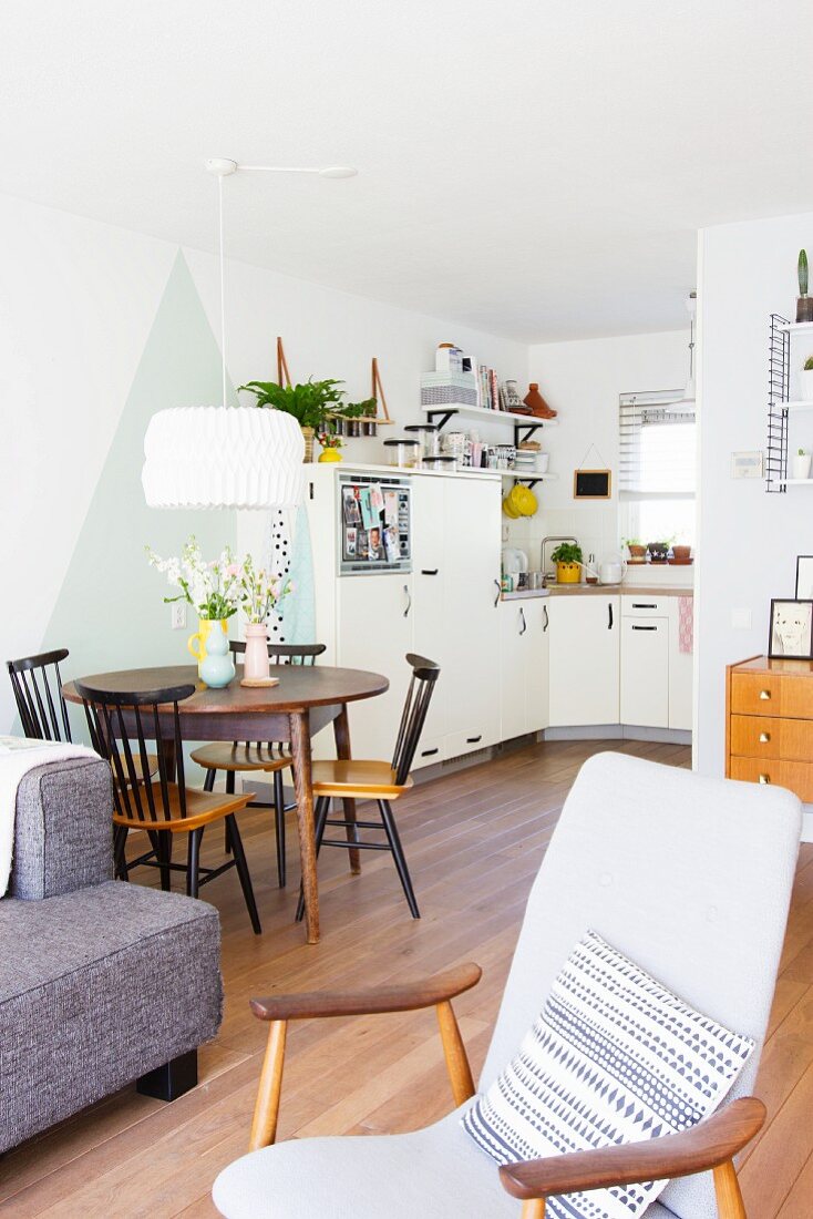 Offener Wohnraum im Vintagestil mit Esstisch und Küche