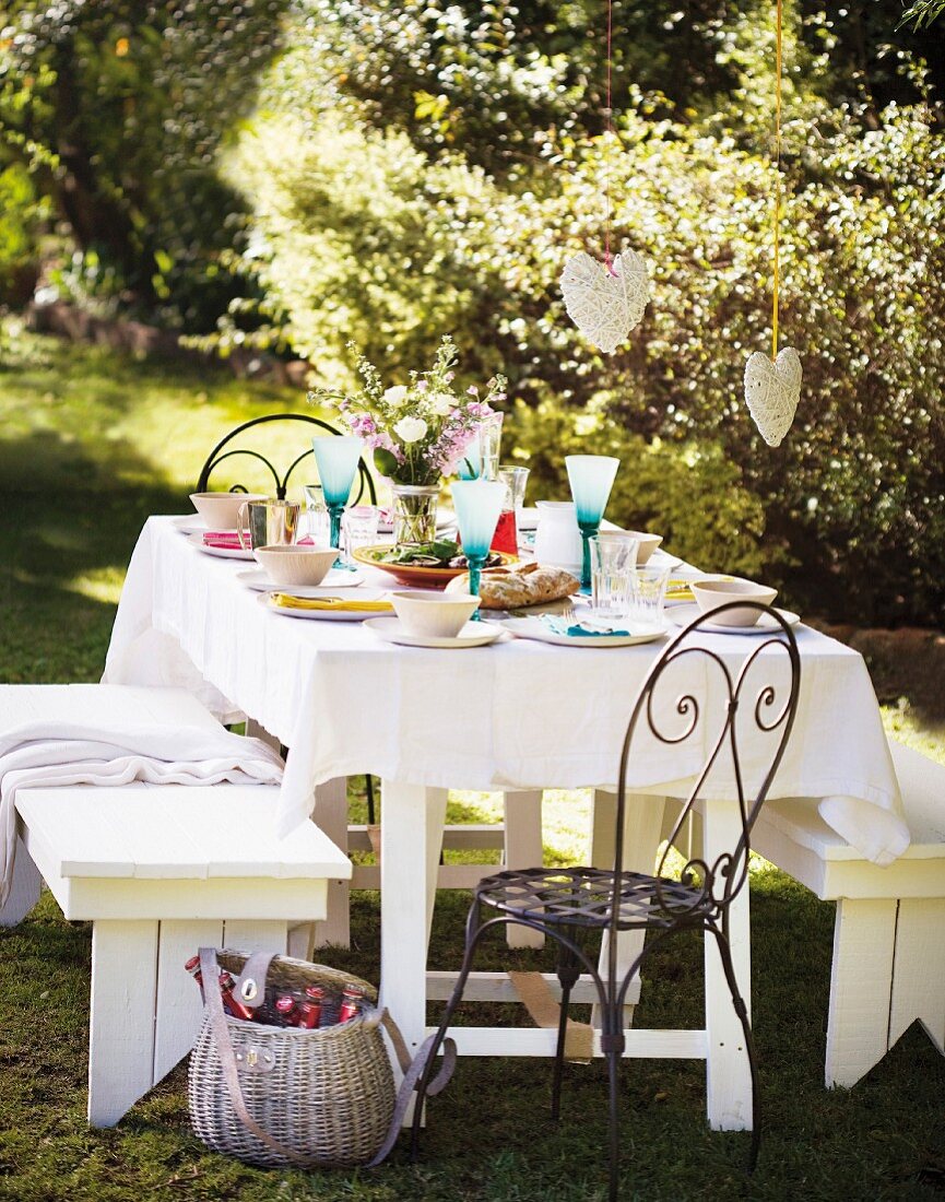 Gedeckter Tisch für eine Gartenparty