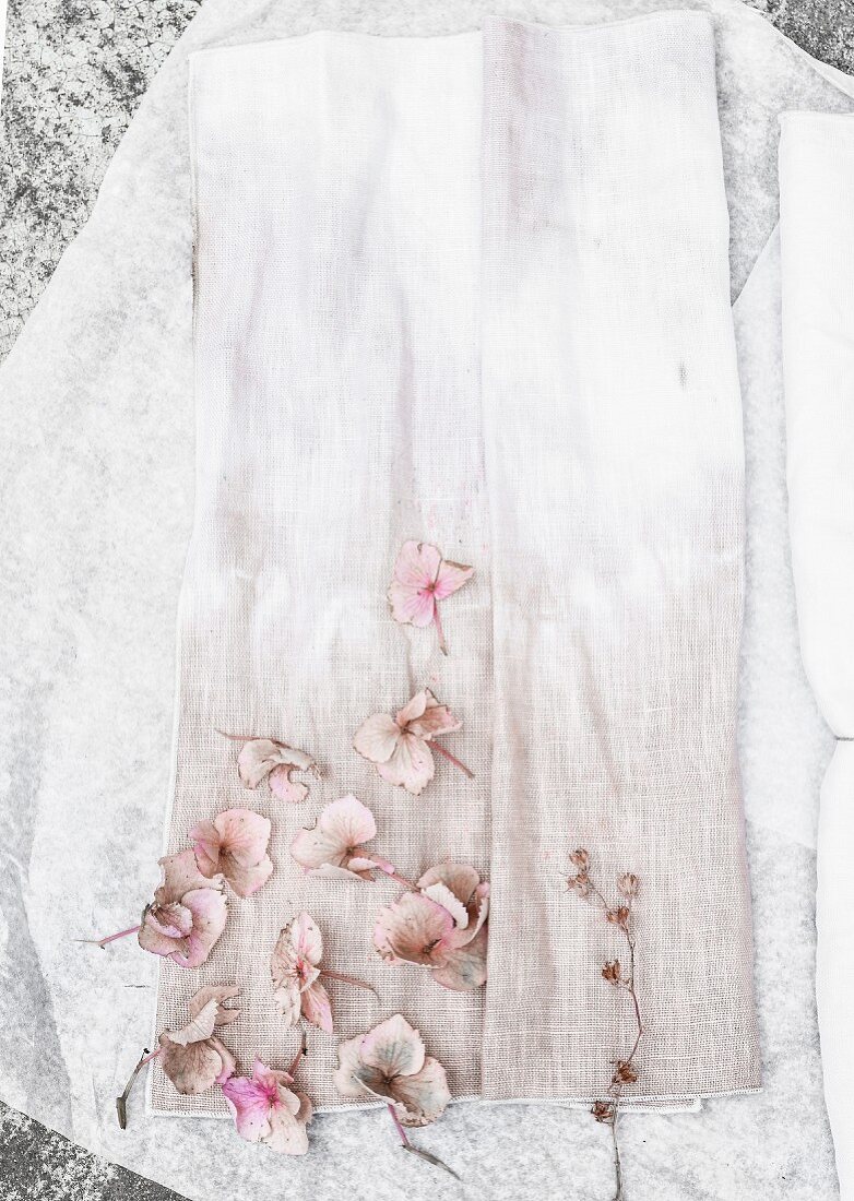 Dezent eingefärbter Stoff mit rosafarbenen Hortensienblüten