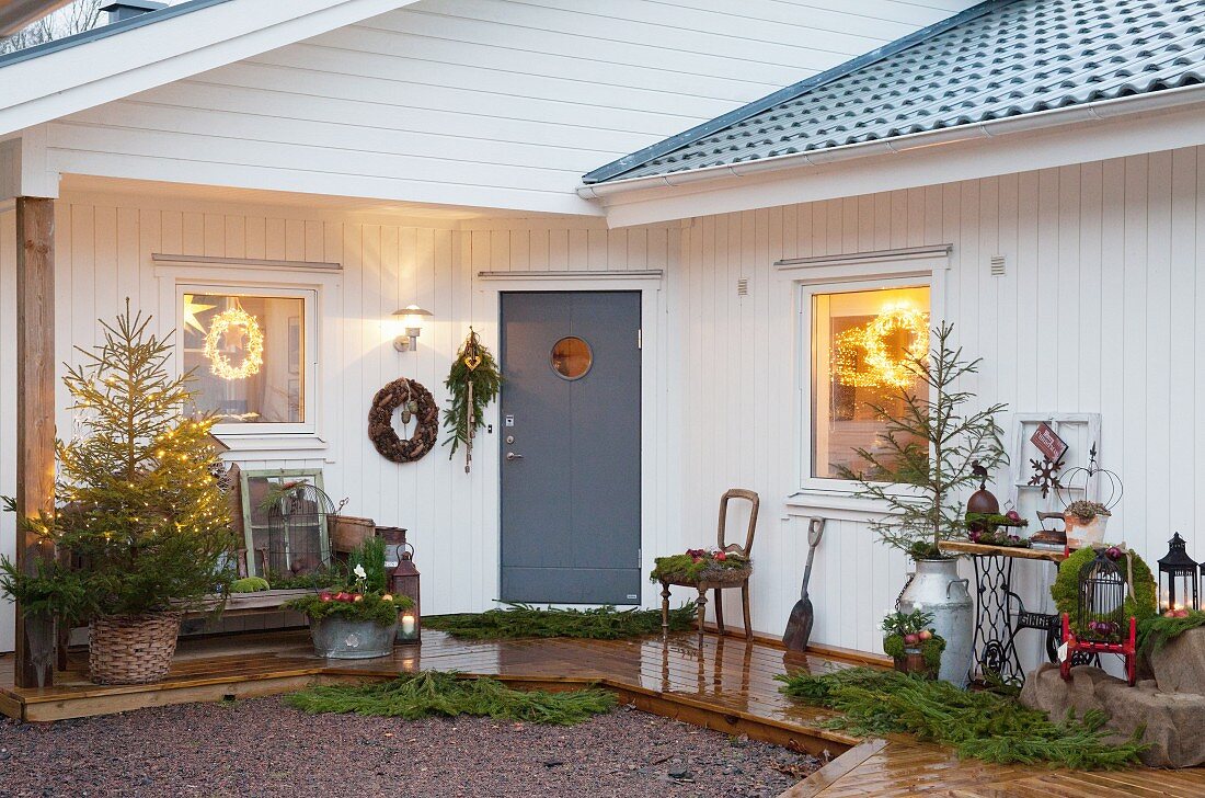 Weisses Holzhaus mit Weihnachtsdekoration