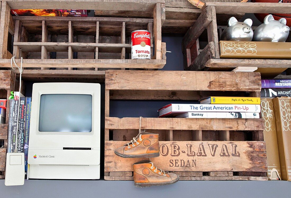 Alte Holzkisten als Regal mit PC Kinderschuhen, Büchern, Sparschweinen und Konservendose