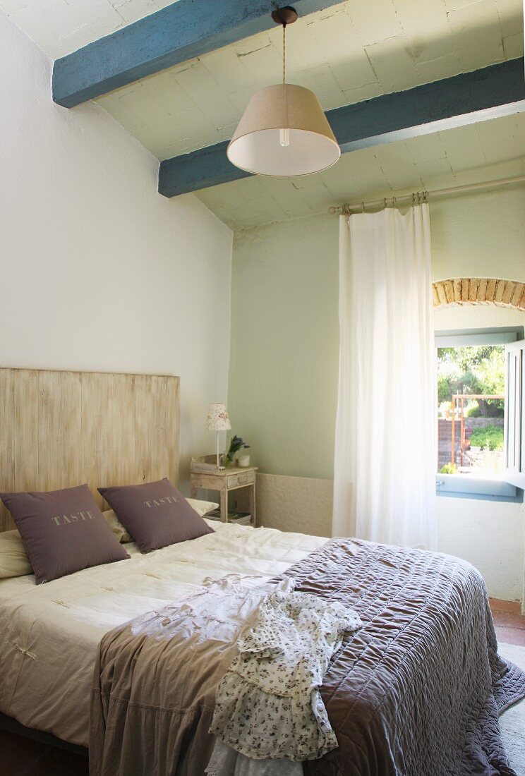 Mediterranes Schlafzimmer mit blauen Deckenbalken