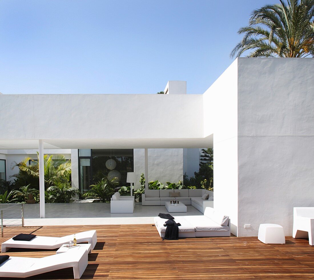 Modernes Architektenhaus mit überdachter Terrasse