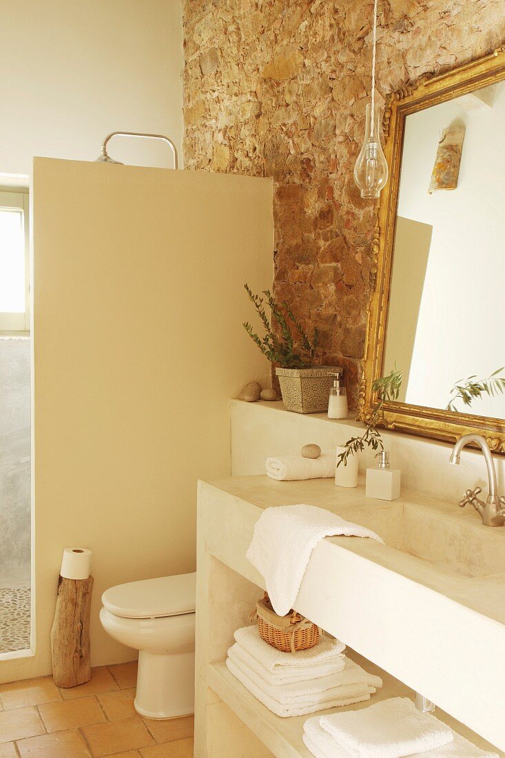 Rustikales Badezimmer mit Sichtmauerwerk und gemauertem Mobiliar