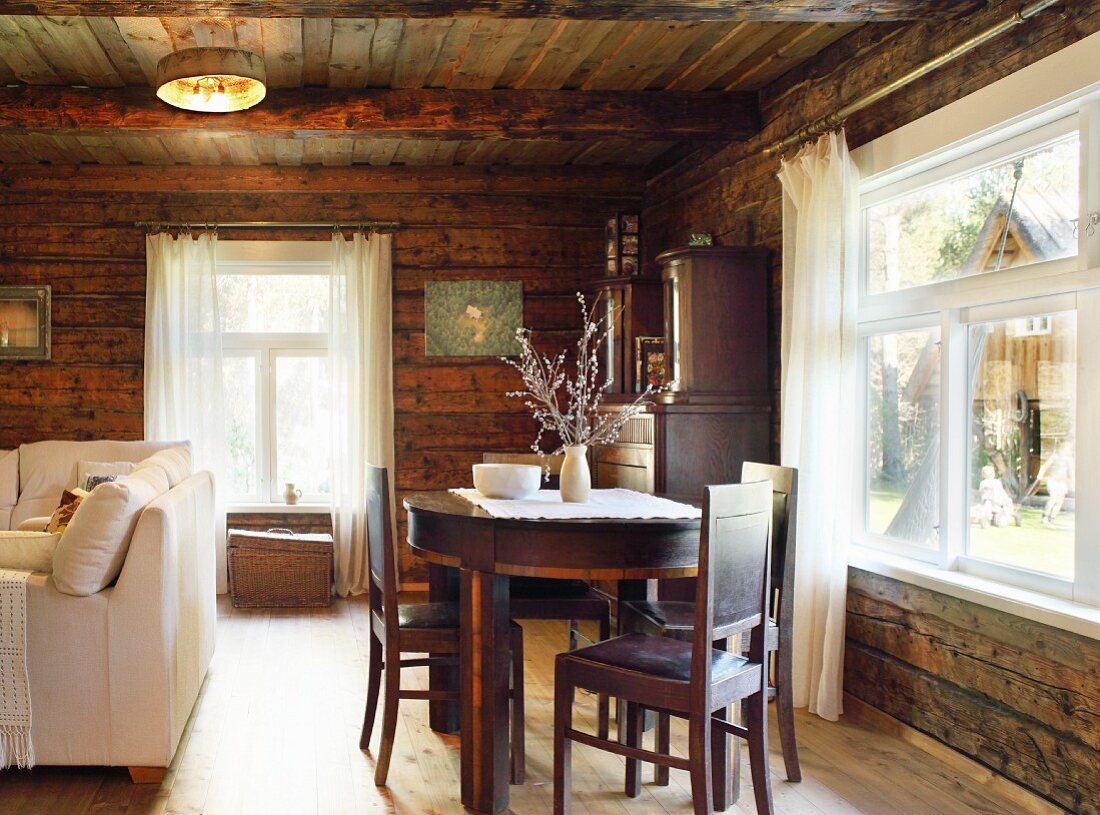 Rustikales Wohnzimmer in einem Holzhaus mit bäuerlichen Möbeln