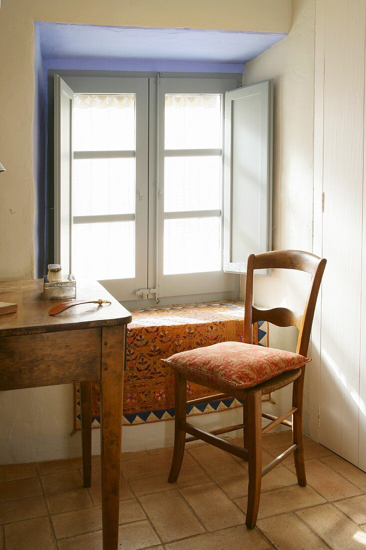 Fensterplatz mit historischem Flair und pastellblau gestrichener Fensterlaibung