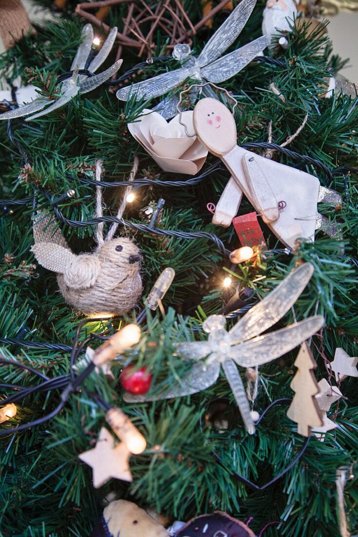 Üppiger Weihnachtsschmuck in einem künstlichen Tannenbaum