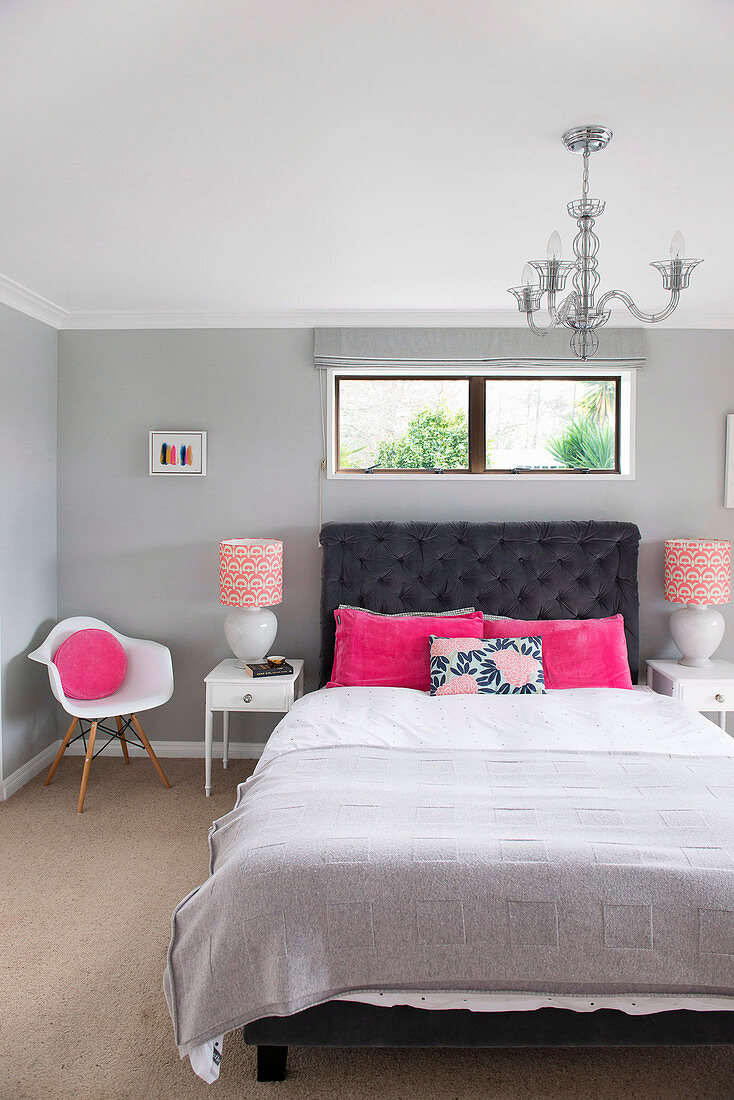 Schlafzimmer in Grau und Weiß mit Farbakzenten in Pink