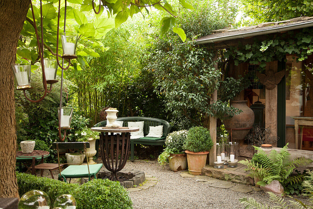 Terrassenplatz mit Vintage Möbeln und Topfpflanzen