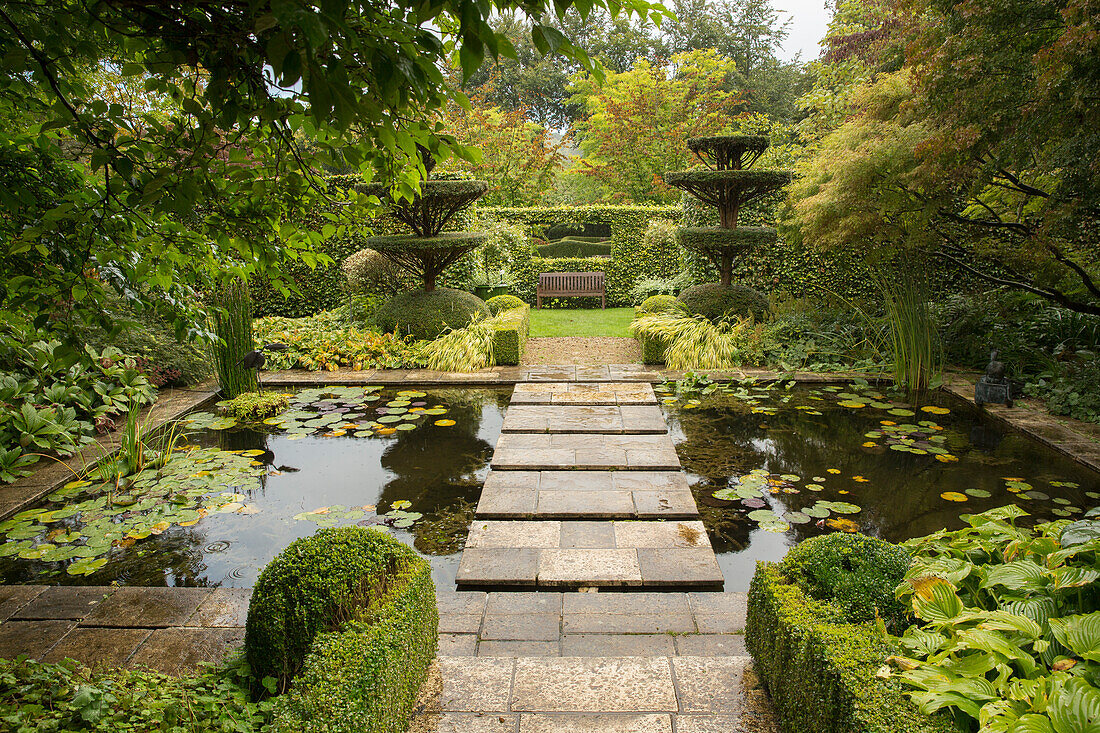 Architektonisches Wasserbecken mit Trittsteinen (Les Jardin de Castillon, Frankreich)