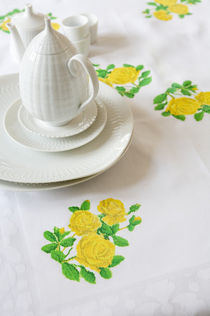 Tischdecke mit aufgebügeltem Blumenmotiv