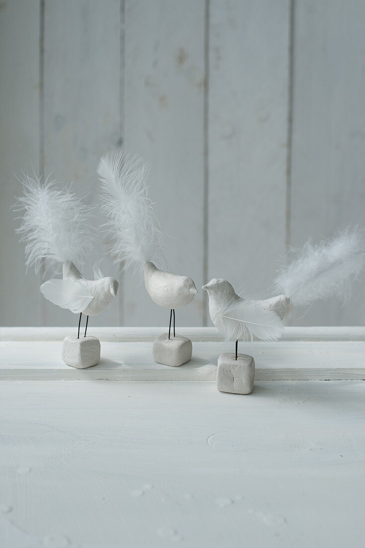 Bird figurines with white tail feathers