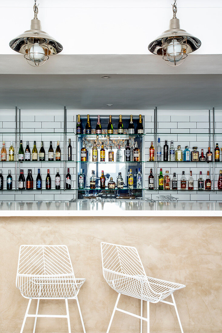 Bar mit Glasregalen und Marmorplatte auf der Theke, 'SeaBreeze', Kapstadt, Südafrika
