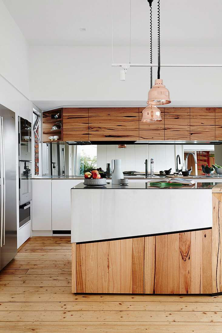 Offene Küche mit Kücheninsel, Schrankfronten teilweise aus recyceltem Holz
