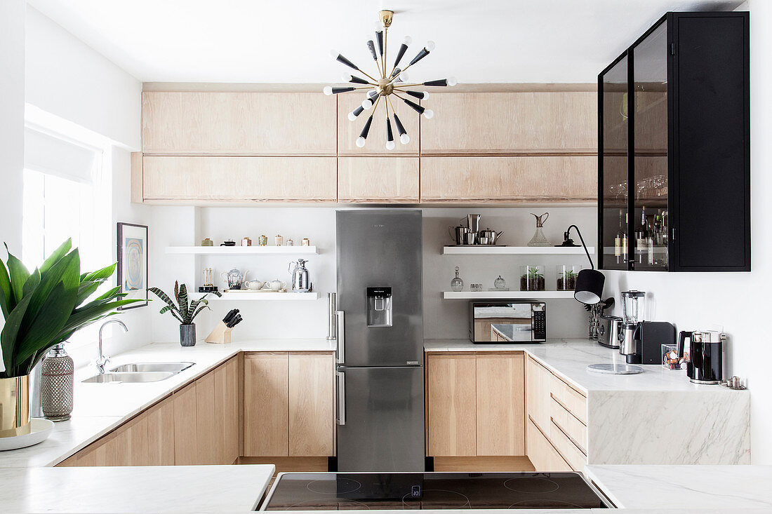 Moderne Küche mit Marmor-Arbeitsfläche und Holzfronten