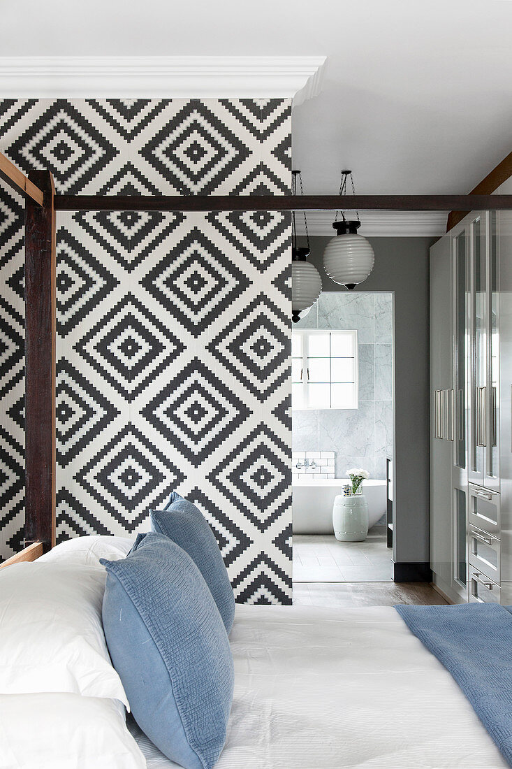 Schwarz-weiße Tapete mit geometrischem Muster im Schlafzimmer, Himmelbett mit Baldachin-Gestell