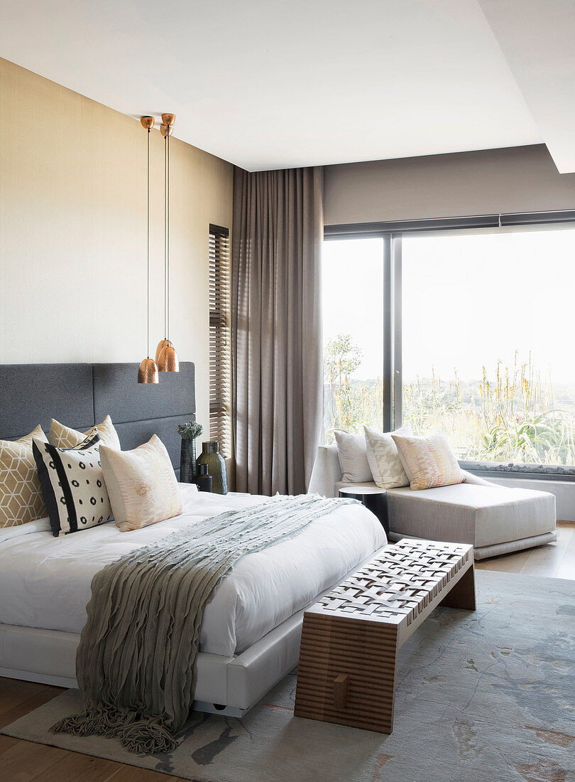 Elegantes Schlafzimmer in Grau und Cremefarben