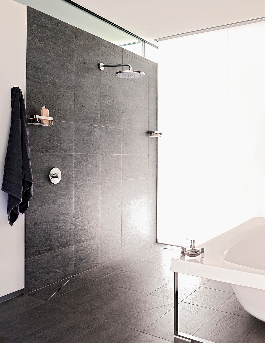 Offene ebenerdige Dusche mit grauen Fliesen im modernen Bad