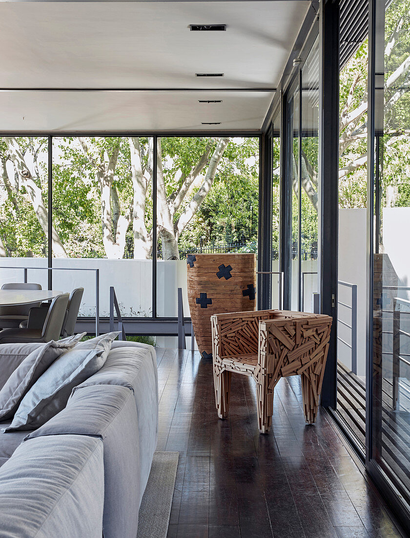 Stuhl als Kunstobjekt im Wohnzimmer mit Fensterfronten