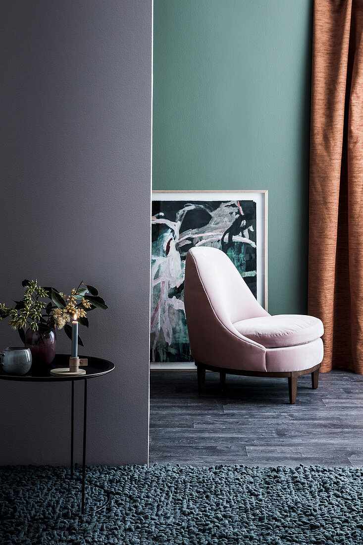 Sessel in einem Wohnraum mit verschiedenen blassen Farben