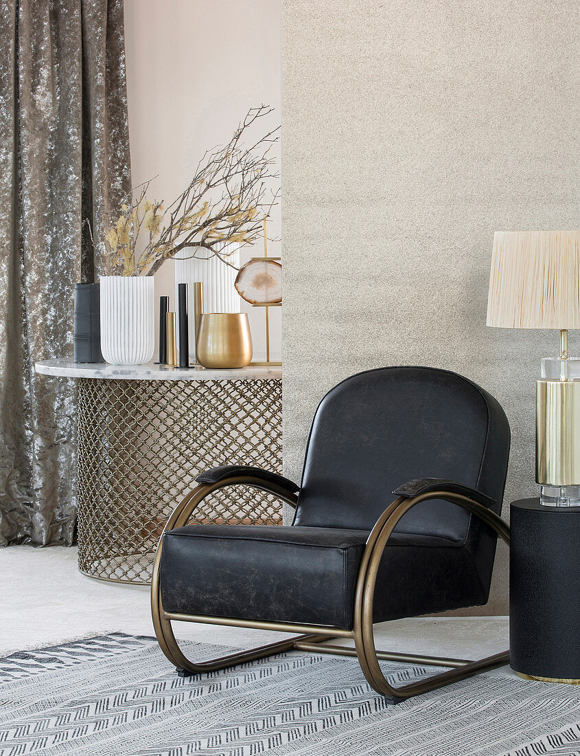 Schwarzer Sessel im Wohnzimmer mit elegantem Boho-Mix