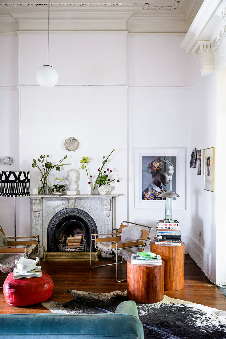 Offener Kamin im Wohnzimmer mit Designermöbeln und hoher Decke
