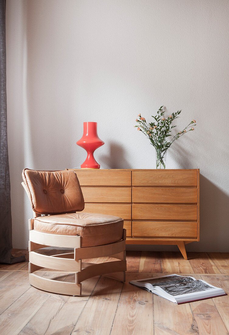 Designer-Lederstuhl vor Sideboard im Wohnzimmer