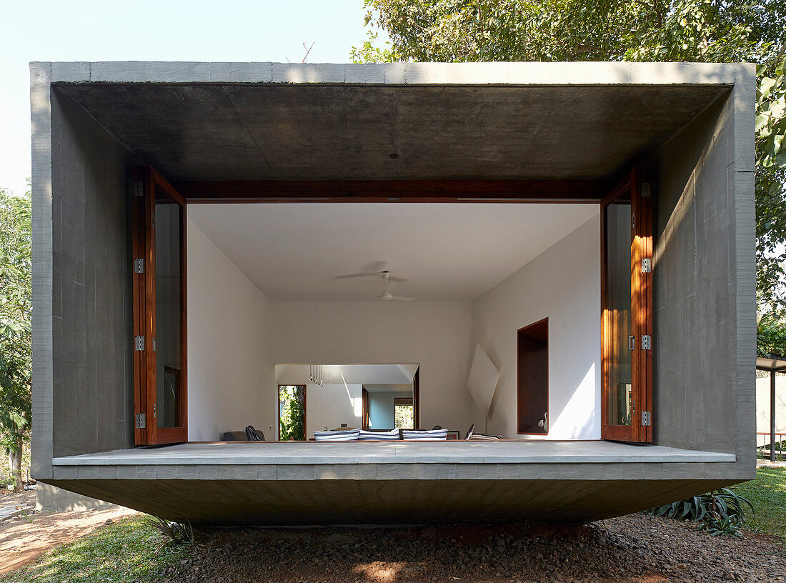 Cubist architect-designed house with protruding open façade