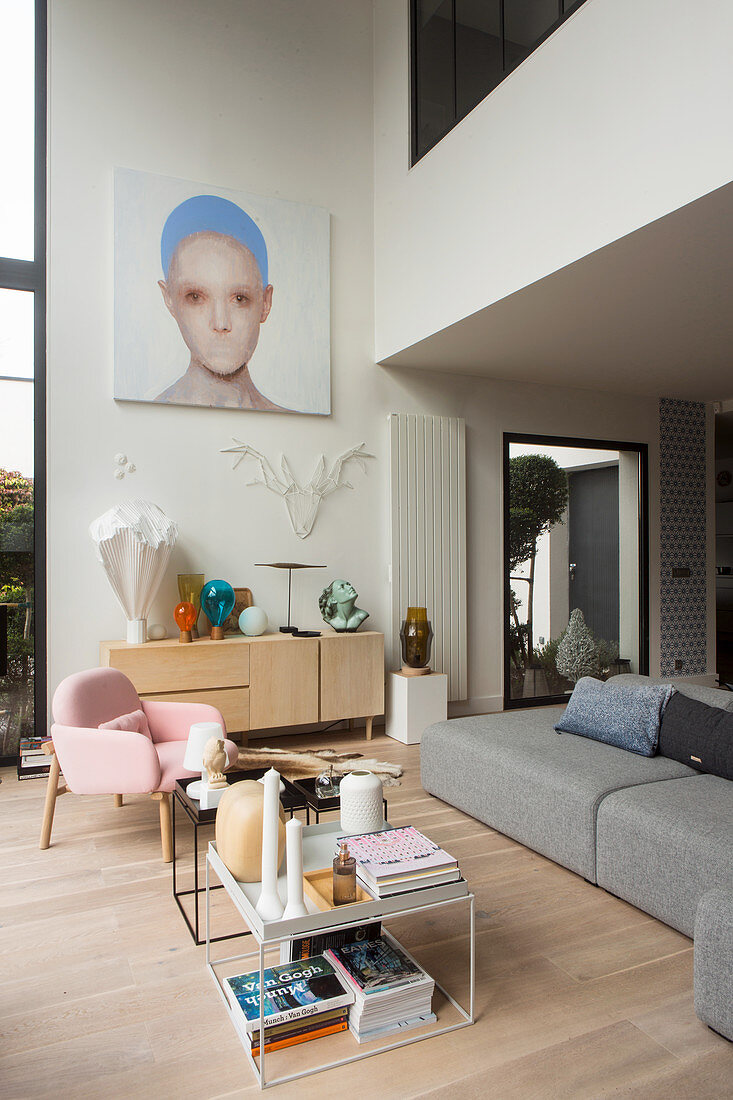 Modernes Wohnzimmer im Designerstil mit doppelter Raumhöhe