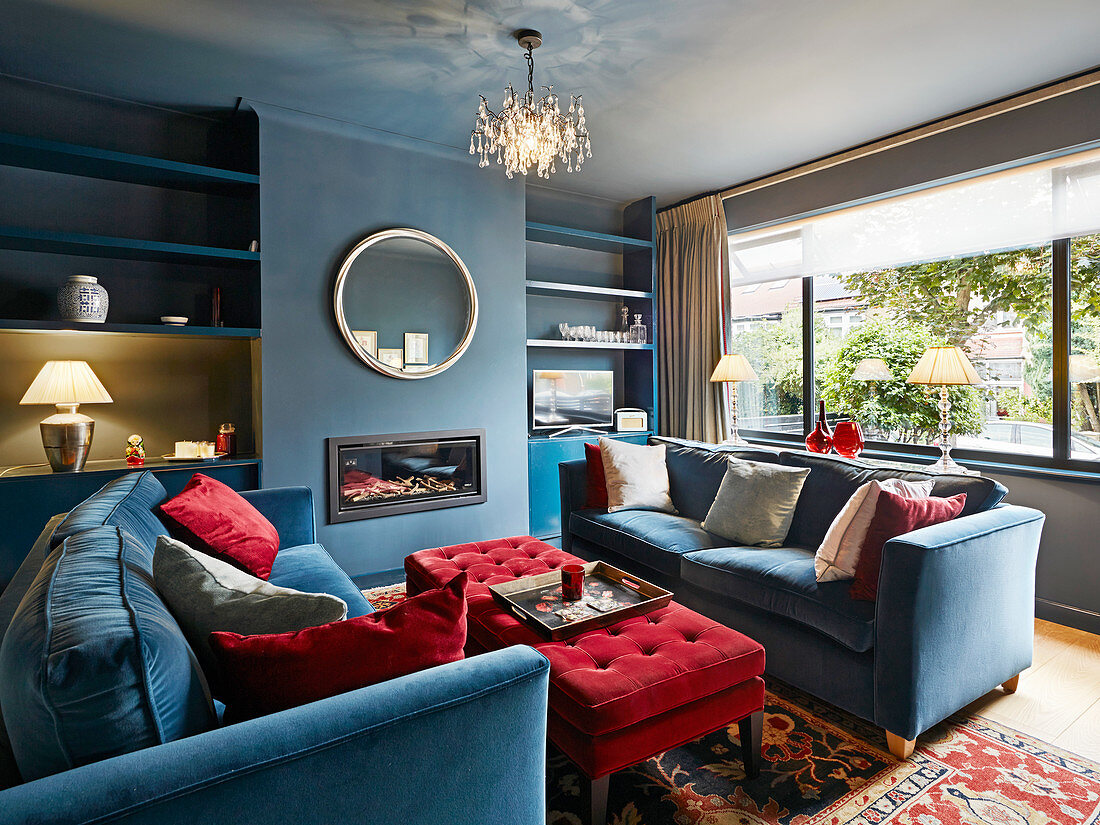 Wohnzimmer im Britischen Stil in Blau und Rot mit Einbauregalen