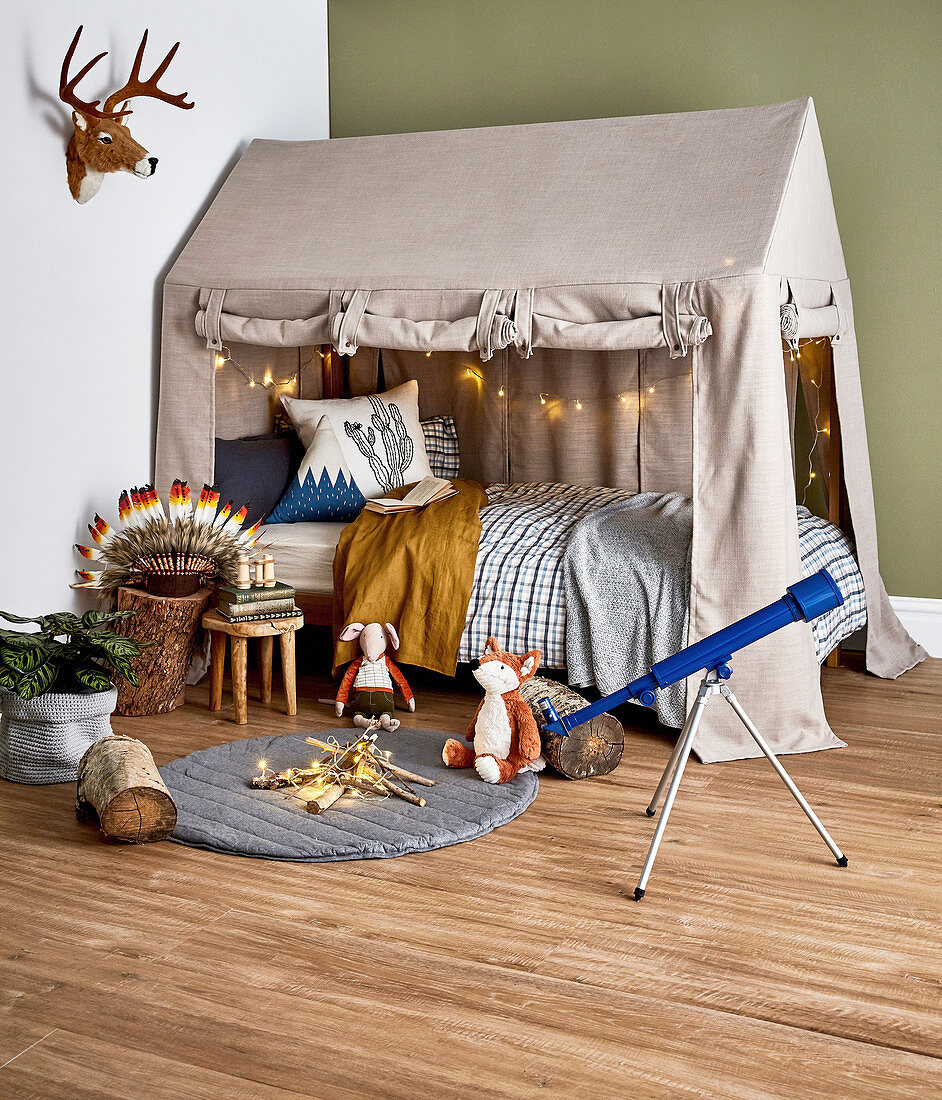 Stoffhaus über dem Bett im Kinderzimmer mit Naturthema