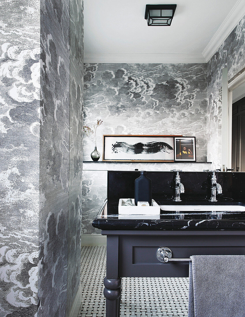 Tapete mit schwarz-weißem Wolkenmotiv im eleganten Bad