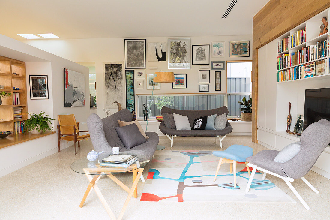 Wohnzimmer mit grauen Polstermöbeln im skandinavischen Stil
