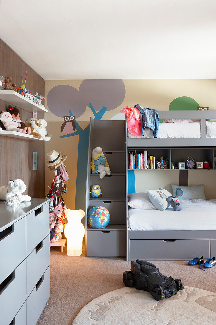 Kinderzimmer mit grauem Etagenbett und Schubladenkommode