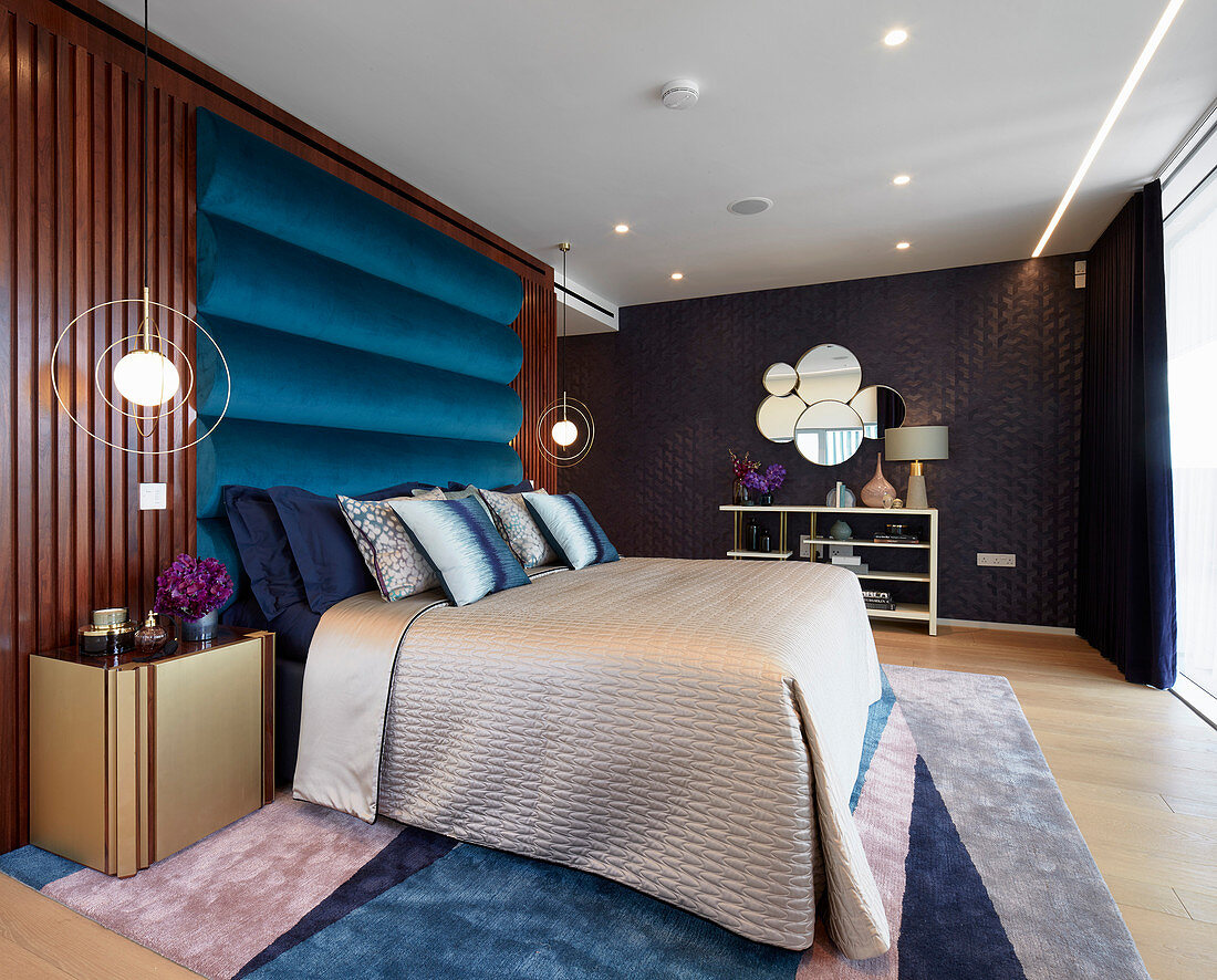 Glamouröses Schlafzimmer in Blau und Metallic mit diversen Strukturen
