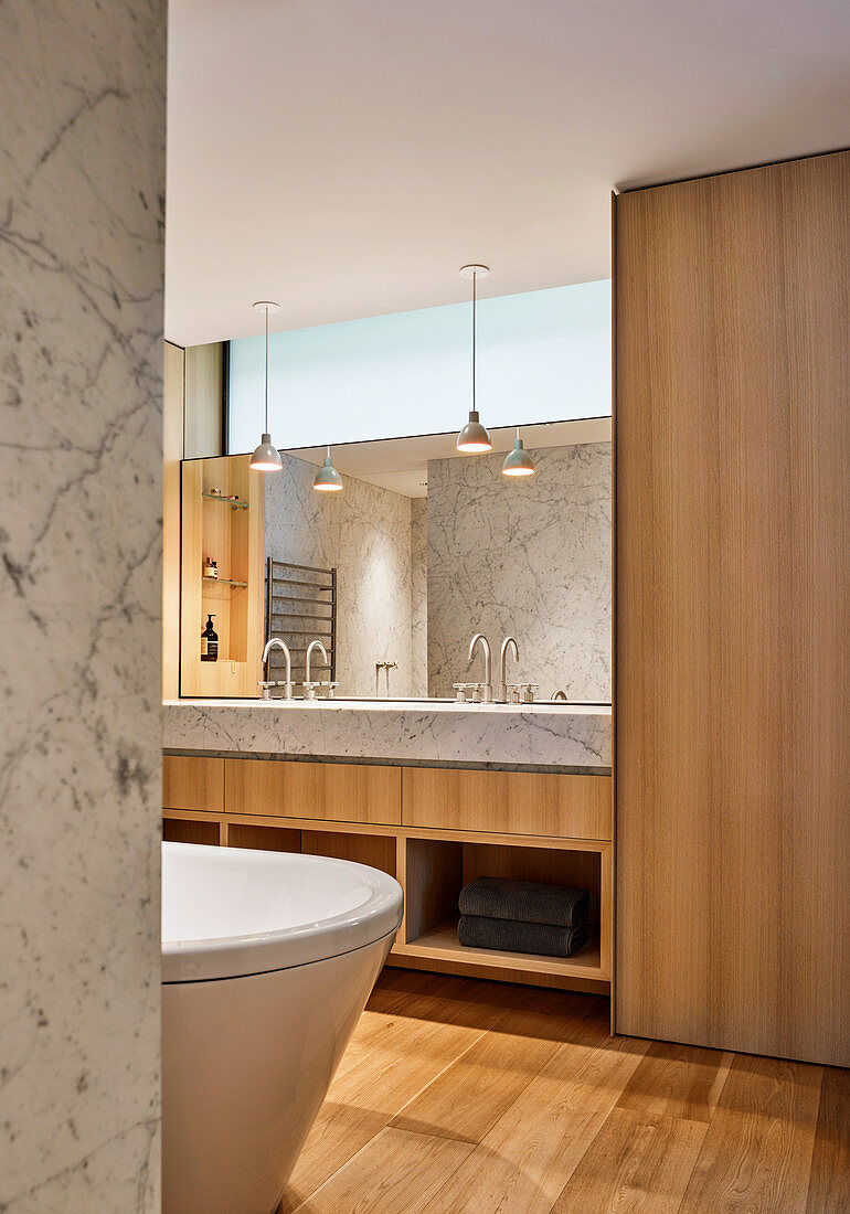 Designer-Badezimmer in Carraramarmor und Eichenholz Ausführung