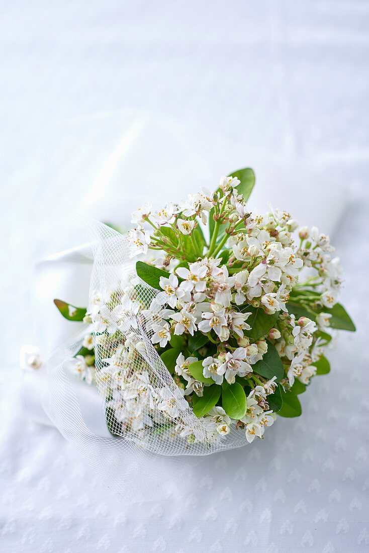 Hochzeitssträusschen mit weissen Blumen und Tüll