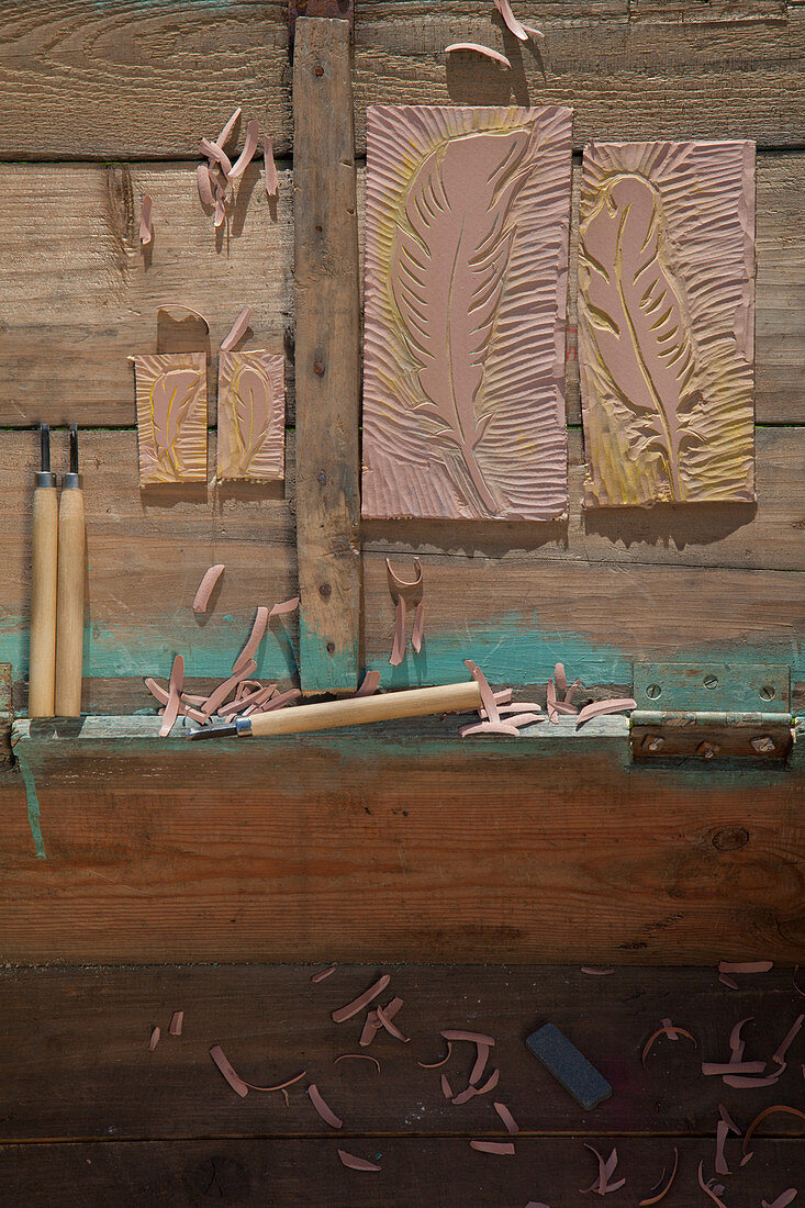 Selbstgemachte Linolstempel und Schnitzwerkzeug auf Holz