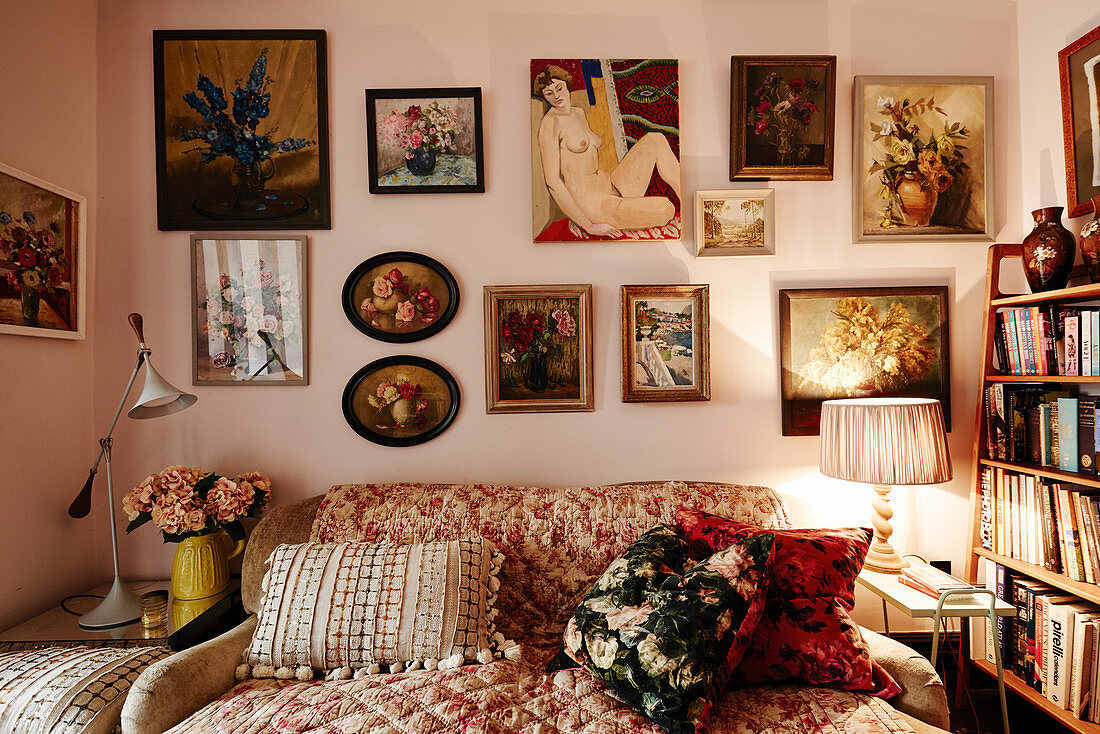 Bildergalerie über dem Sofa im Wohnzimmer im Granny Chic