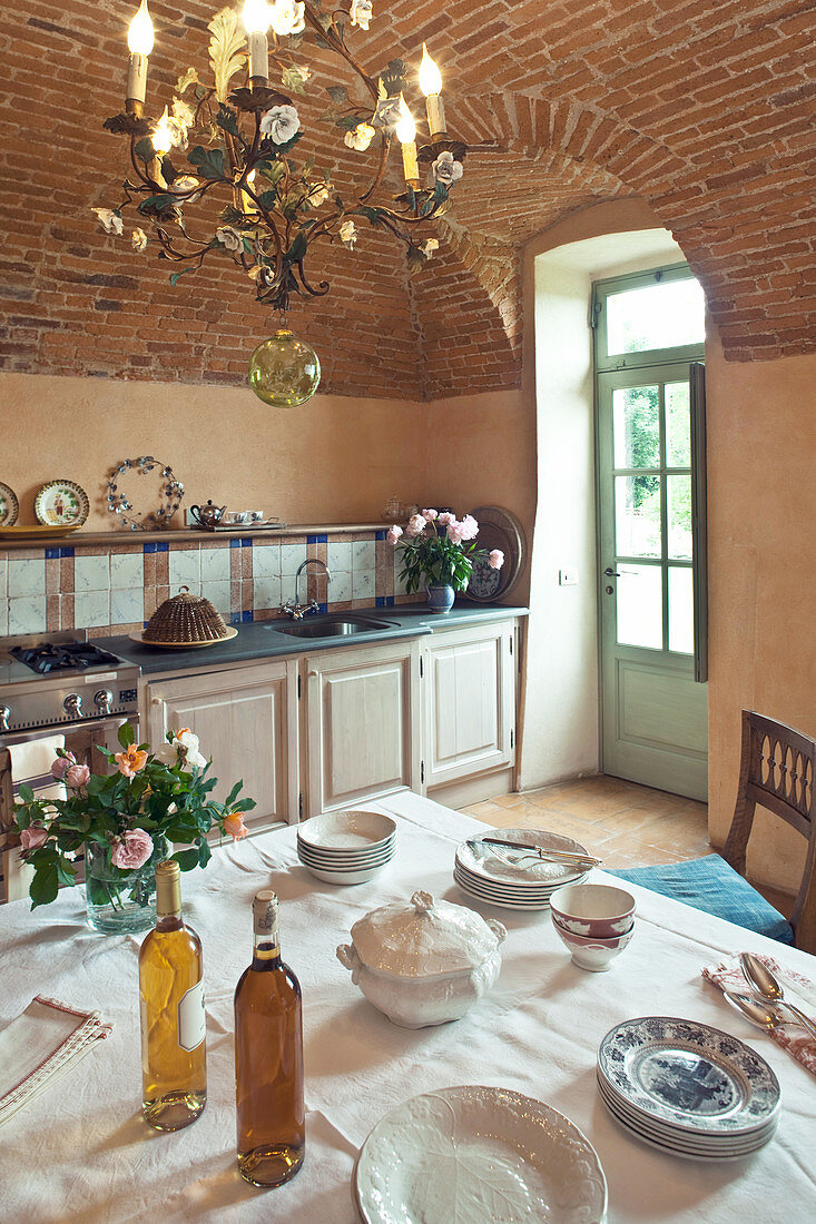 Gedeckter Tisch in mediterraner Küche mit Gewölbedecke