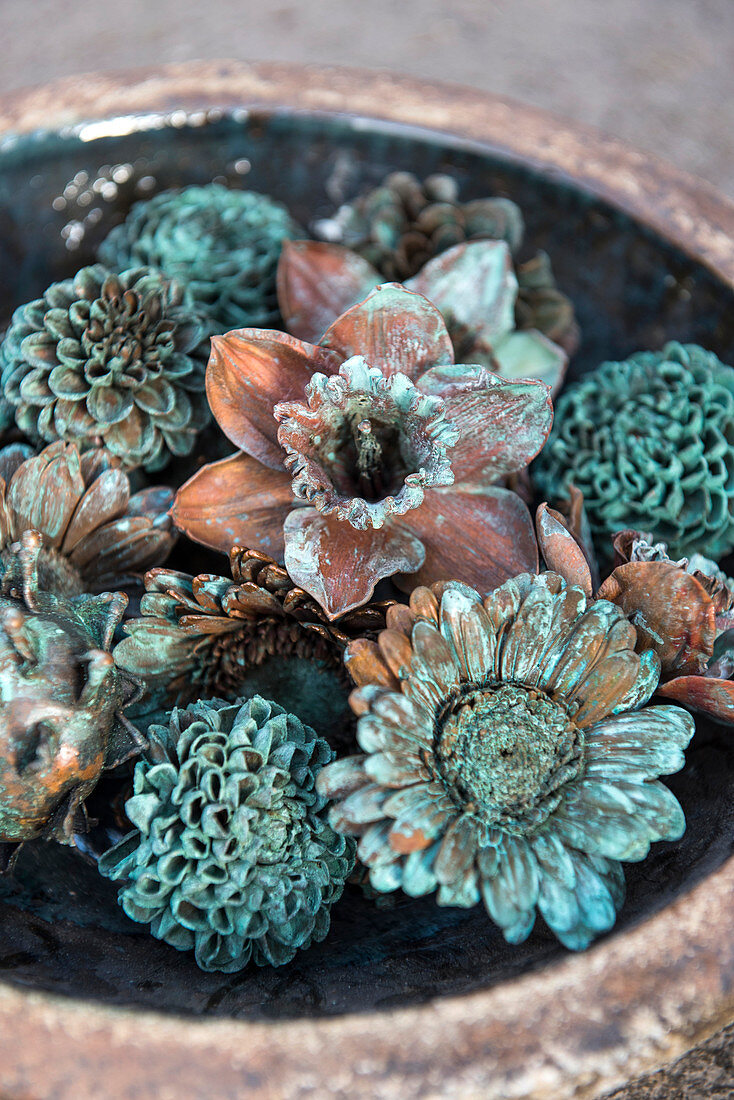 Blumendeko in den Farben von oxidiertem Kupfer