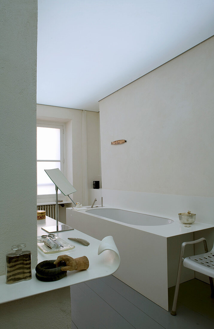 Blick auf Badewanne im Badezimmer mit Designer-Ablage