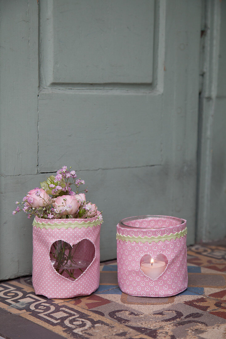 Blümchen und Windlicht in Vasen mit selbstgenähter Stoffhülle