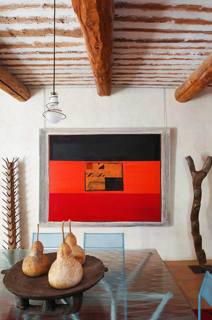 Obstschale mit Birnen auf Glastisch im Esszimmer, Blick auf moderne Kunst an der Wand