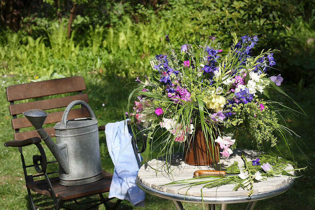 Sommerlicher Blumenstrauß auf dem Gartentisch