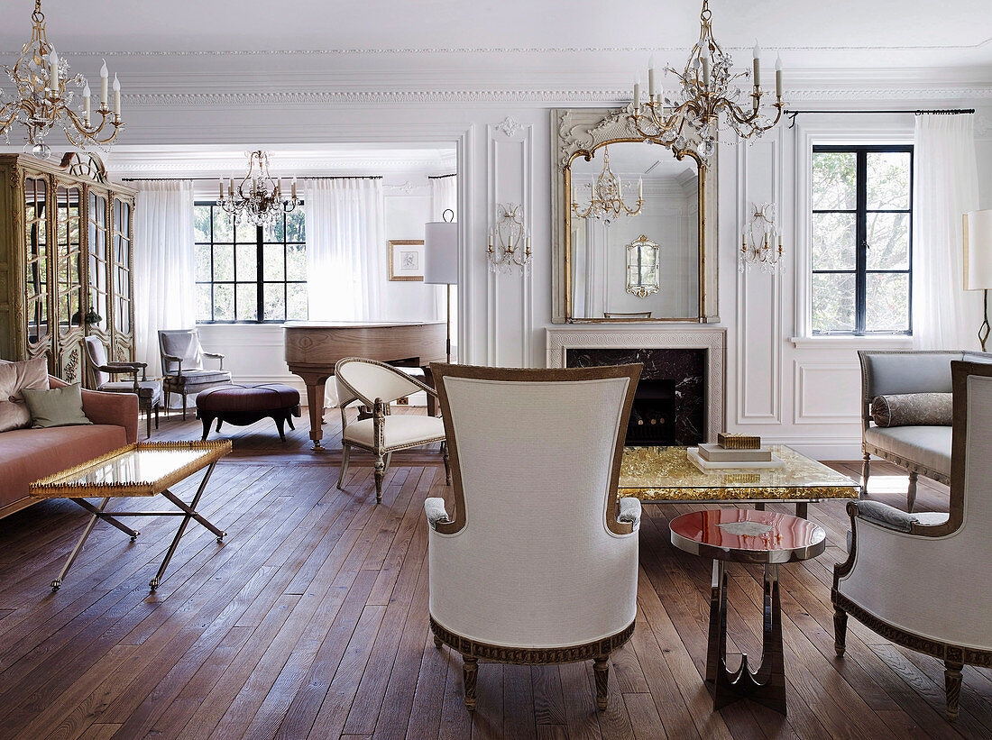 Französische Sessel in elegantem Salon mit Kamin und Kornleuchtern