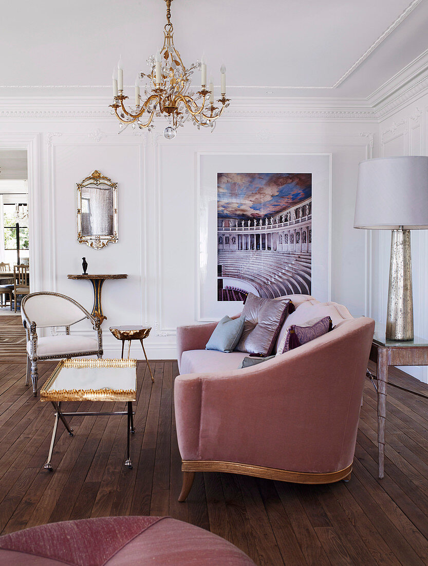 Elegantes Sofa, Tablett-Tisch mit goldenem Rand und gustavianischer Stuhl im Wohnhzimmer