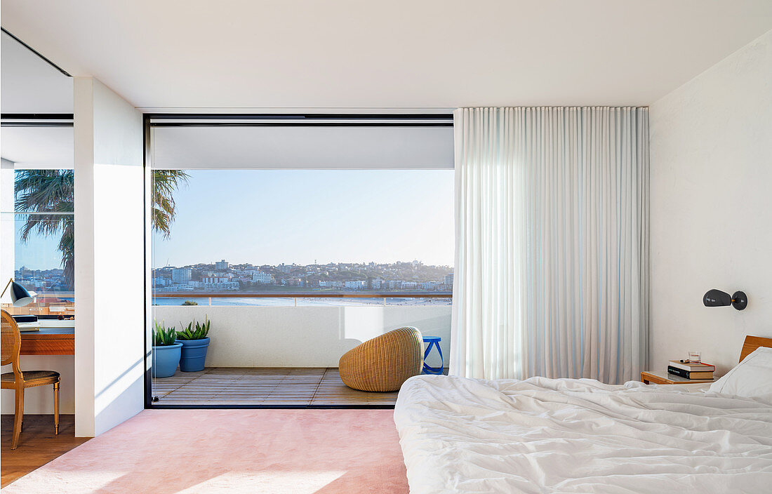 Helles Schlafzimmer mit Doppelbett und Balkon